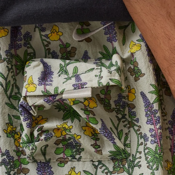 NWOT NIKE ACG Snowgrass Cream Floral Men's Cargo Shorts Size M - Picture 3 of 16